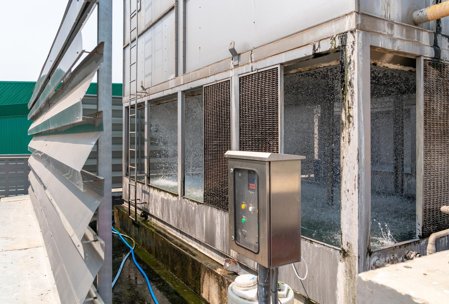 Water spray in cooled chiller for temperature exchange
